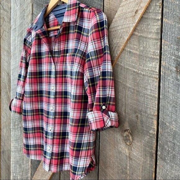 Tommy Hilfiger plaid button down shirt with roll tab sleeves in 💯  cotton - Picture 4 of 12